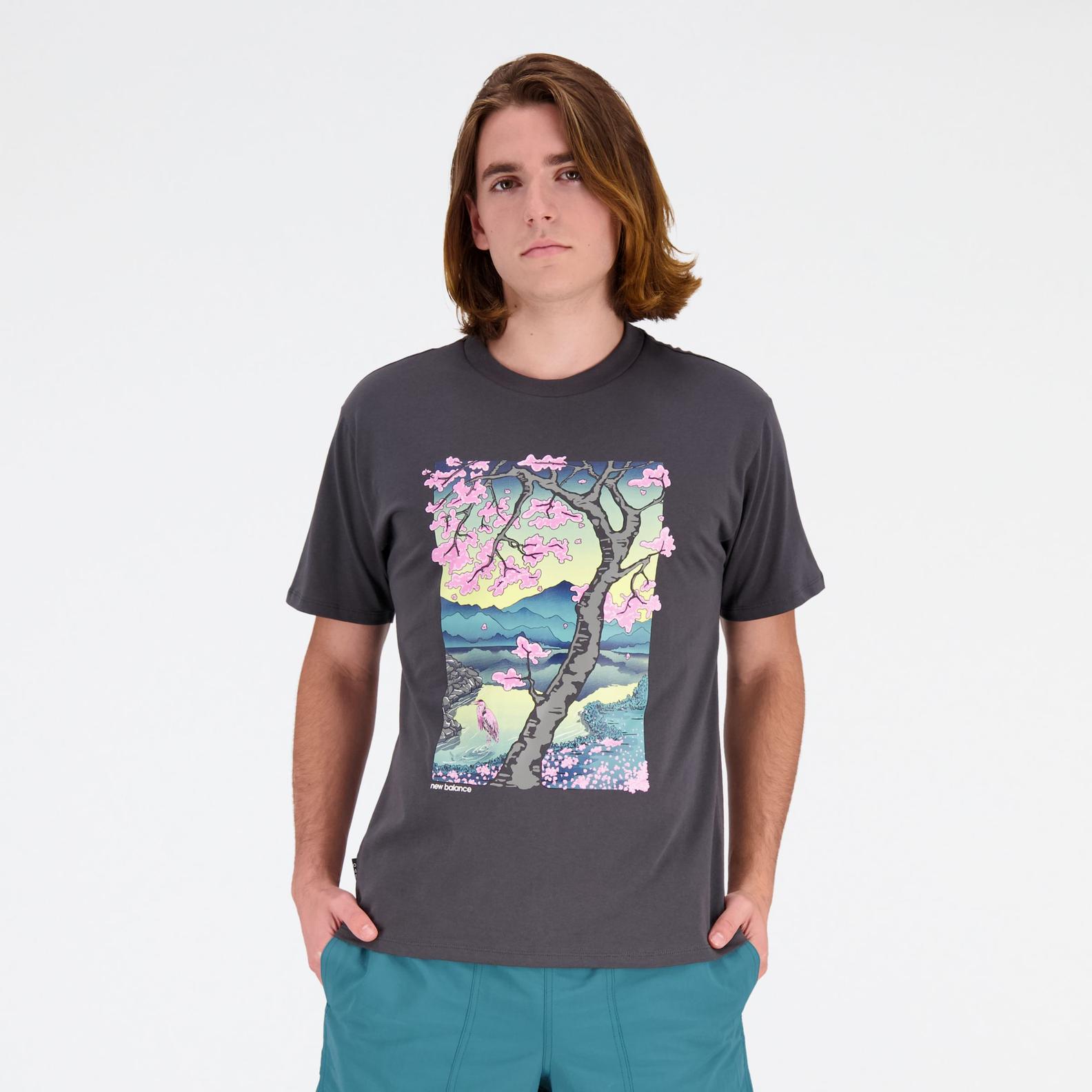 Oferta de AT Graphic Cotton Jersey Short Sleeve Tee por $999 en New Balance