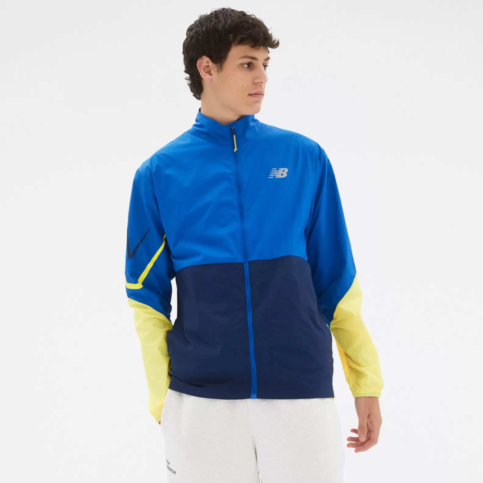 Oferta de Graphic Impact Run Packable Jacket por $3199002000 en New Balance