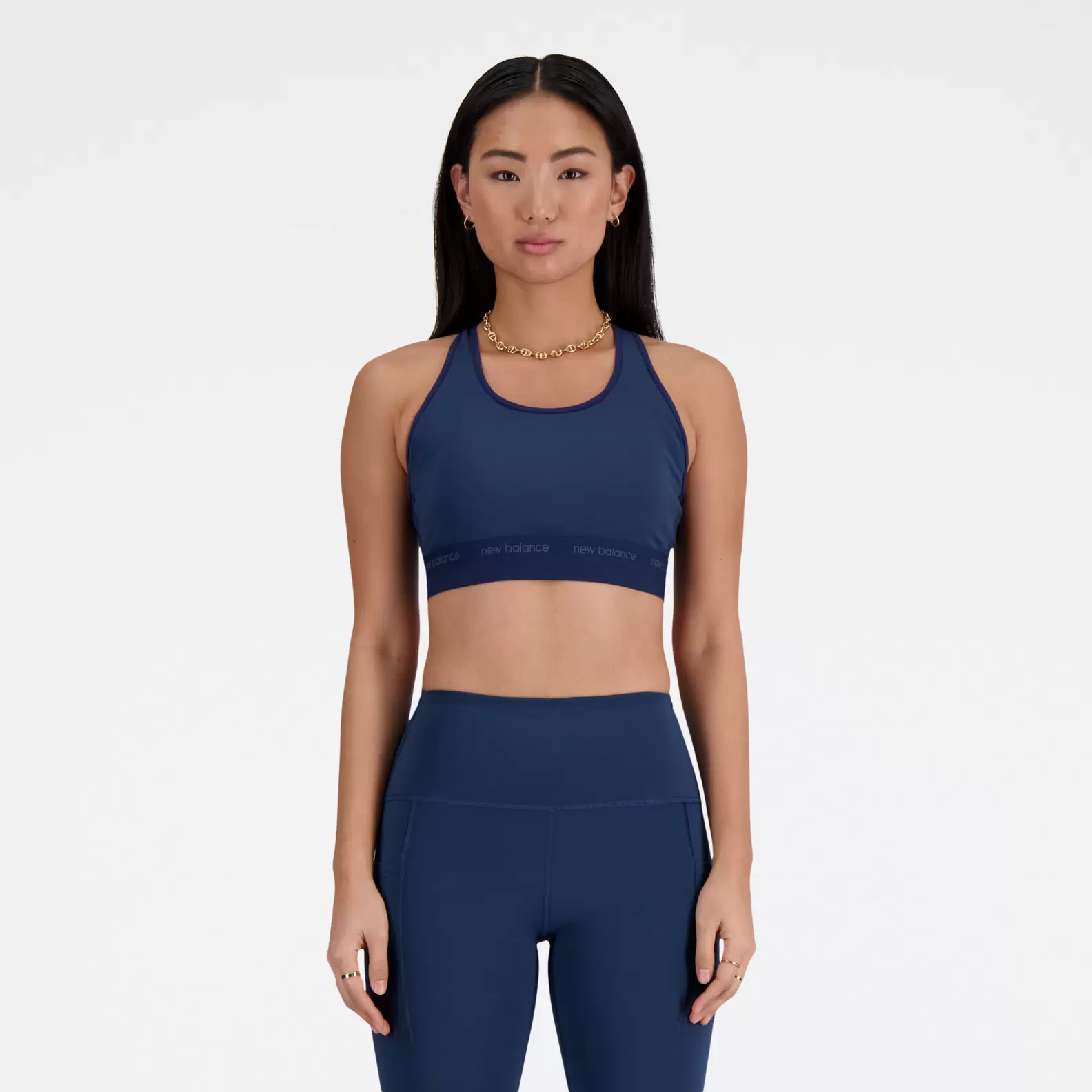 Oferta de NB Sleek Medium Support Sports Bra por $899 en New Balance