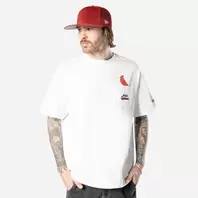 Oferta de Playera Manga Corta St. Louis Cardinals MLB Felt Pocket por $999 en New Era
