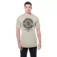 Oferta de Playera Manga Corta Milwaukee Brewers MLB Armed Forces Day 2025 por $699 en New Era