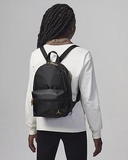 Oferta de Jordan Black and Gold Mini Backpack por $1259 en Nike