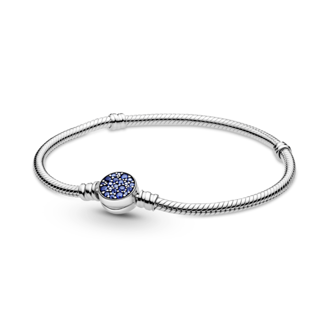 Oferta de Brazalete cadena de serpiente Pandora Moments con broche de disco azul resplandeciente por $2870 en Pandora