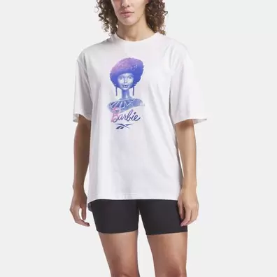 Oferta de Playera Graphic x Barbie por $799 en Reebok