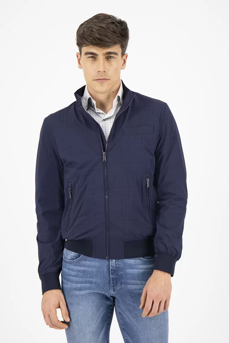 Oferta de Robert´s
 
 
 
 Chamarra Roberts Azul Marino Regular Fit por $1495 en Robert's