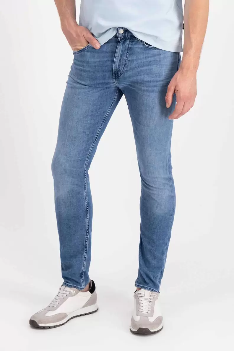 Oferta de Boss
 
 
 
 VAQUEROS SLIM FIT EN DENIM ELÁSTICO AZUL SUPERSUAVE por $2195 en Robert's