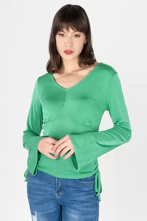 Oferta de Blusa lisa manga campana por $99 en Santory