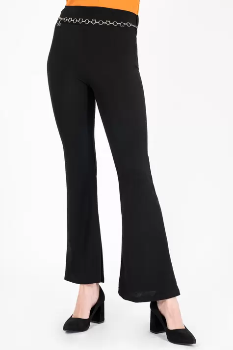 Oferta de Pantalón acampanado con cadena por $198 en Santory
