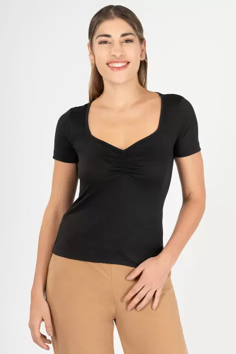 Oferta de Blusa lisa con escote por $63 en Santory