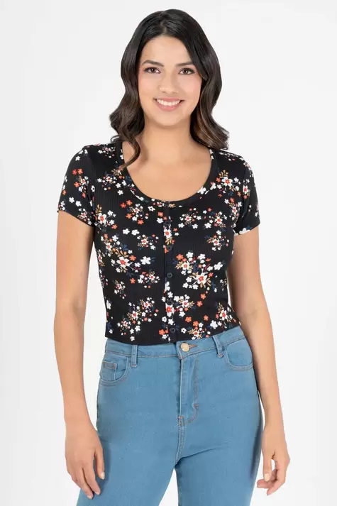 Oferta de Playera floral con botones por $63 en Santory