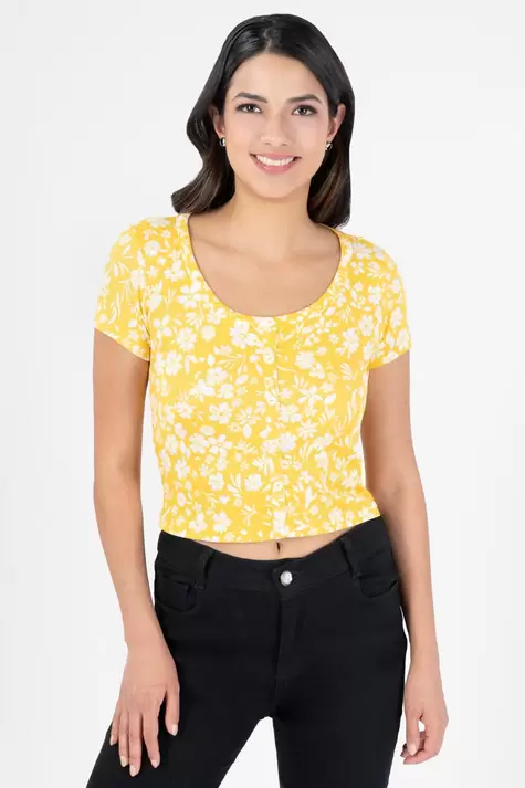 Oferta de Playera floral con botones por $63 en Santory