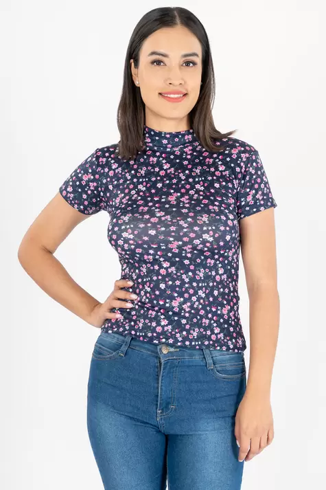 Oferta de Playera floral cuello alto por $69 en Santory