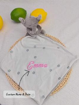 Oferta de Manta de chupete para bebé con bordado de nombre personalizable, muñeco de animal y chupete para dormir, elefante gris y conejo rosa, tamaño 25cm x 25cm por $172 en SHEIN