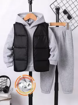 Oferta de Conjunto de 3 piezas para niño joven: abrigo acolchado con capucha casual y cómodo de estilo universitario, sudadera con capucha y pantalones por $396 en SHEIN