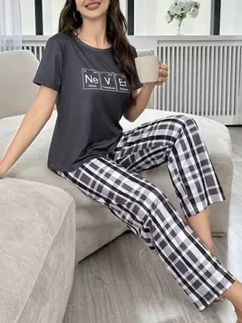 Oferta de Conjunto De Pijama De Mujeres De Verano Con Camiseta Estampada De Letras Y Pantalones Largos Estampados De Cuadros, Adecuado Para Verano por $95.9 en SHEIN