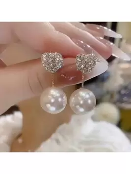 Oferta de 1 par de pendientes de mariposa vintage únicos con forma de corazón, de perla artificial y cristal para mujeres, se pueden usar de 2 formas por $24 en SHEIN