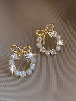 Oferta de 1 par de pendientes de novia circulares elegantes con diseño de lazo de color dorado y faux perla, para Navidad por $18.72 en SHEIN