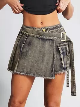 Oferta de SHEIN Tall Pantalones cortos de mujer con efecto desgastado, con cierre cruzado y bolsillos tipo utilitario por $702 en SHEIN