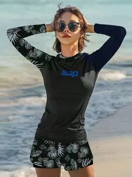 Oferta de Bikini Trajes de baño árbol de coco con estampado manga larga Bañador Camiseta con Shorts deportivos Buceo y surf Conjuntos de baño para mujer por $233 en SHEIN