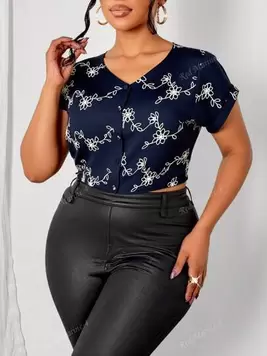 Oferta de Blusa camisera de manga corta con botones y bordado para talla extra por $184 en SHEIN