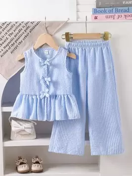 Oferta de SHEIN Genkimix Kids 2 piezas Conjunto informal para niña - Camiseta de tirantes con volantes y decoración de lazo a rayas, y pantalones por $207.2 en SHEIN