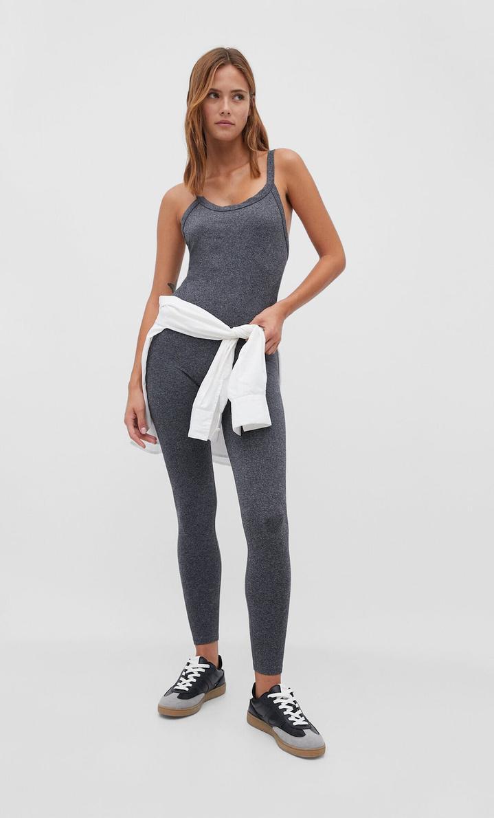 Oferta de Mono largo seamless por $749 en Stradivarius