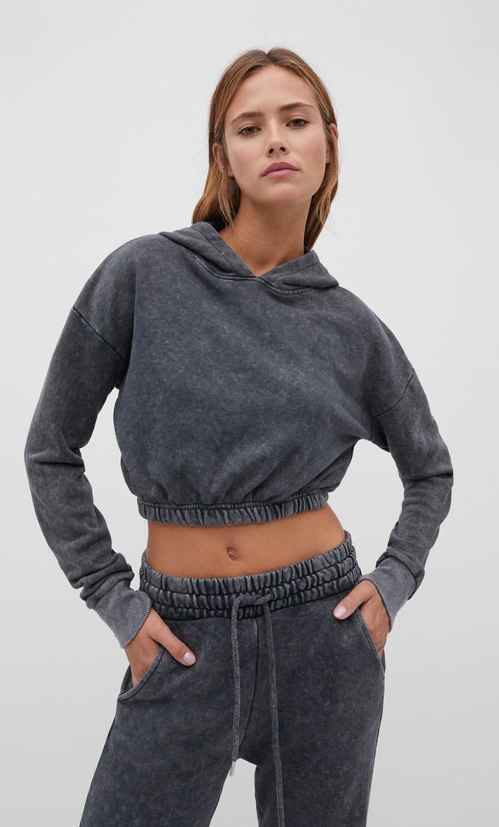 Oferta de Sudadera crop efecto lavado por $599 en Stradivarius