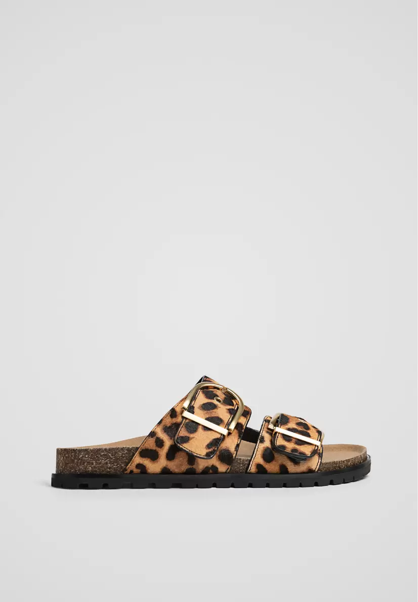 Oferta de Sandalias planas leopardo de piel por $1299 en Stradivarius