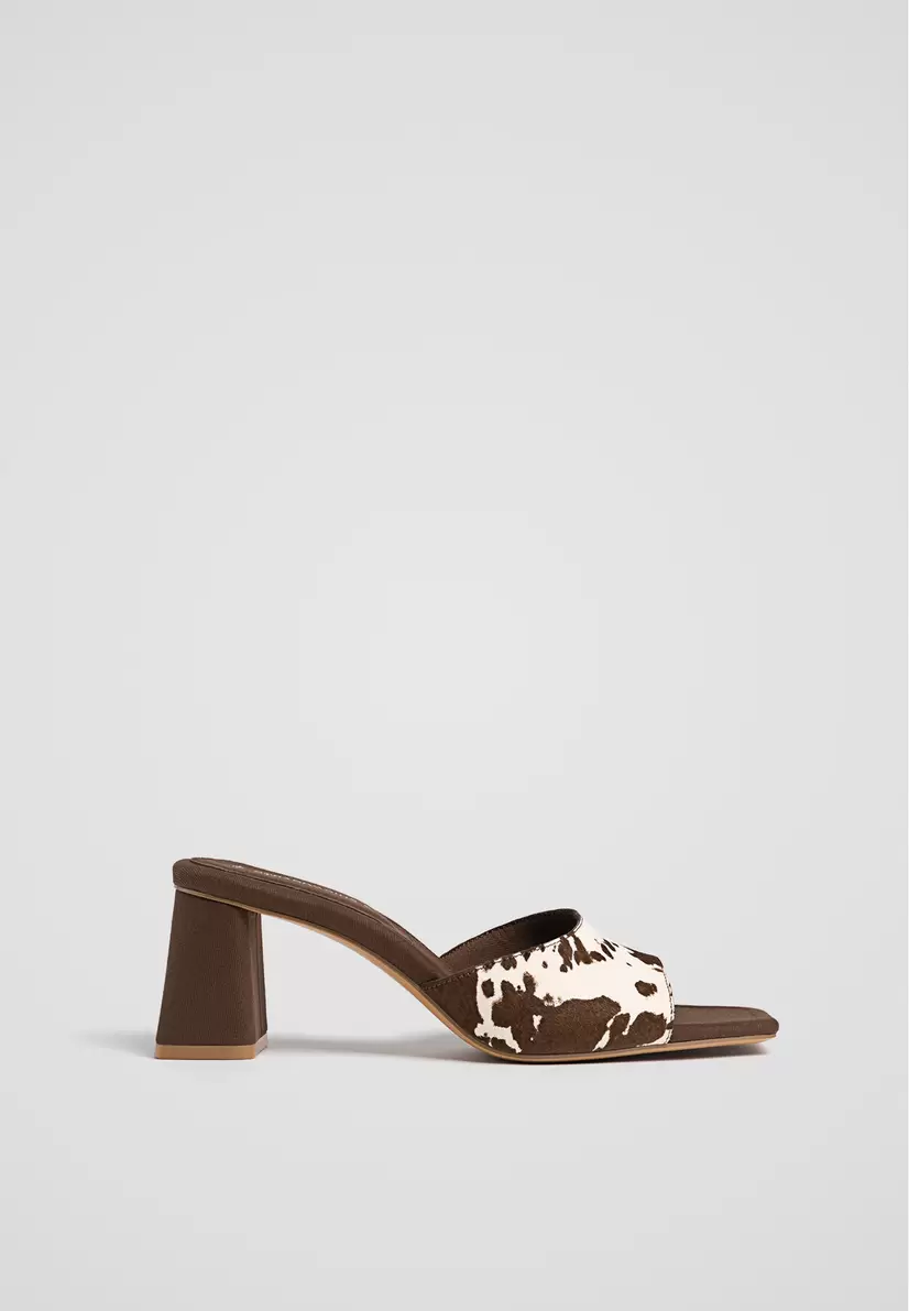 Oferta de Sandalia destalonada piel print animal por $899 en Stradivarius