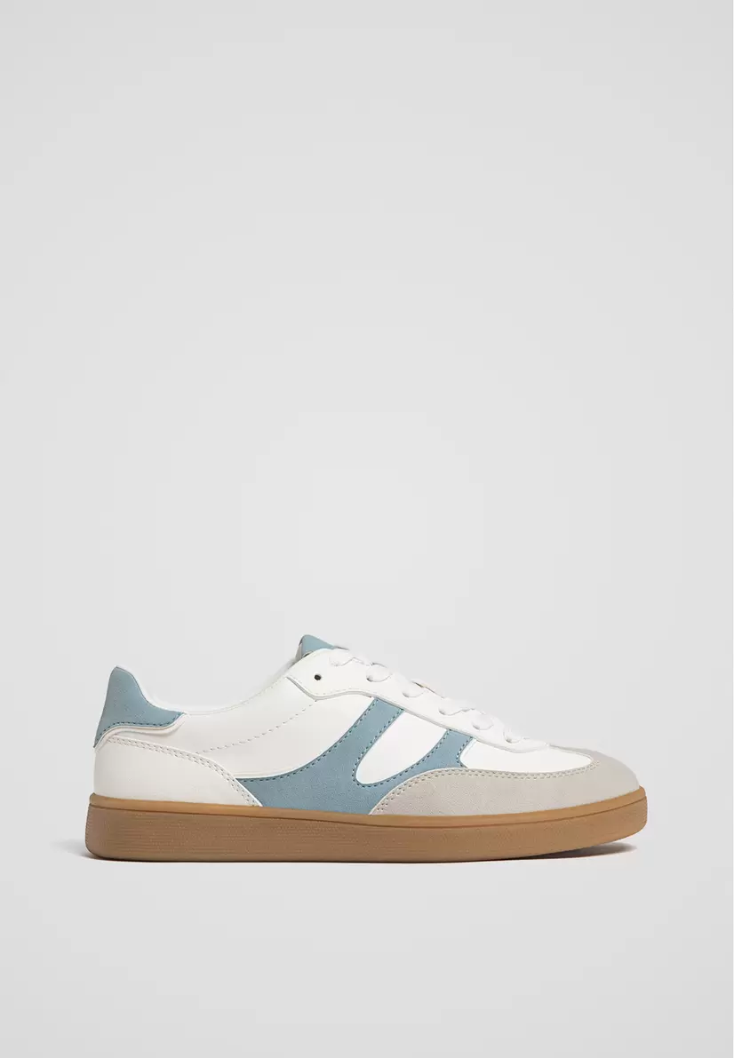 Oferta de Zapatillas casual retro por $799 en Stradivarius