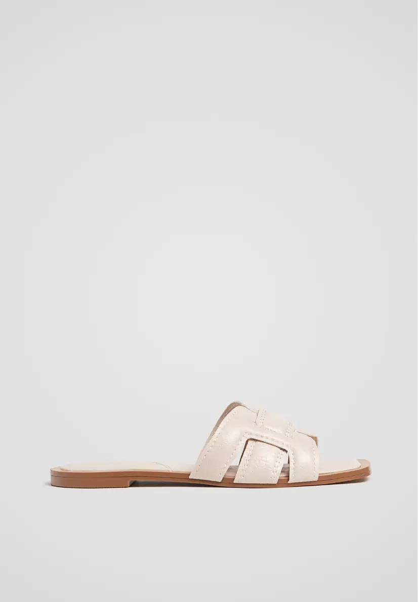 Oferta de Sandalias planas tiras por $599 en Stradivarius