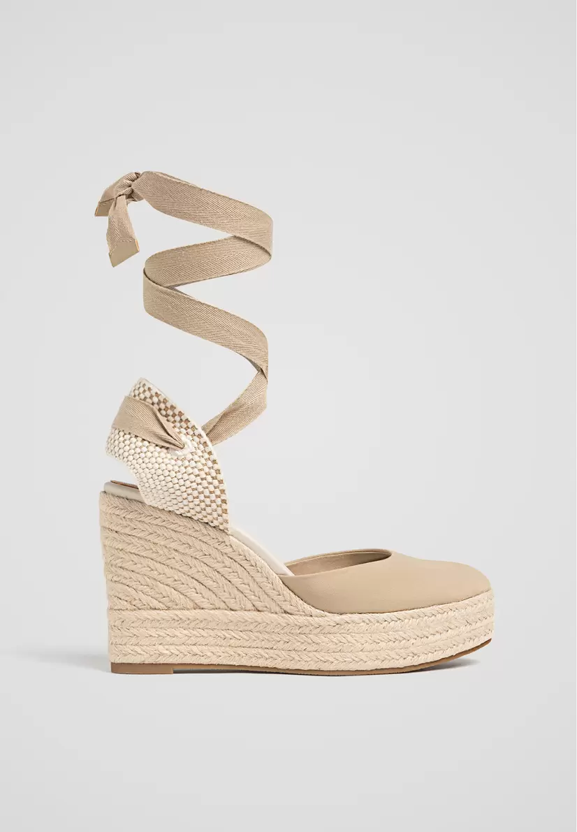 Oferta de Cuñas Yute atadas por $1199 en Stradivarius