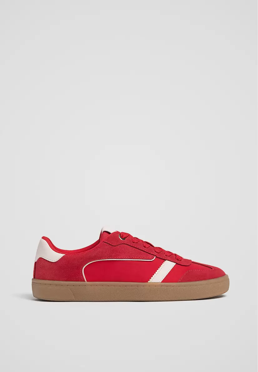 Oferta de Zapatillas casual retro por $539 en Stradivarius