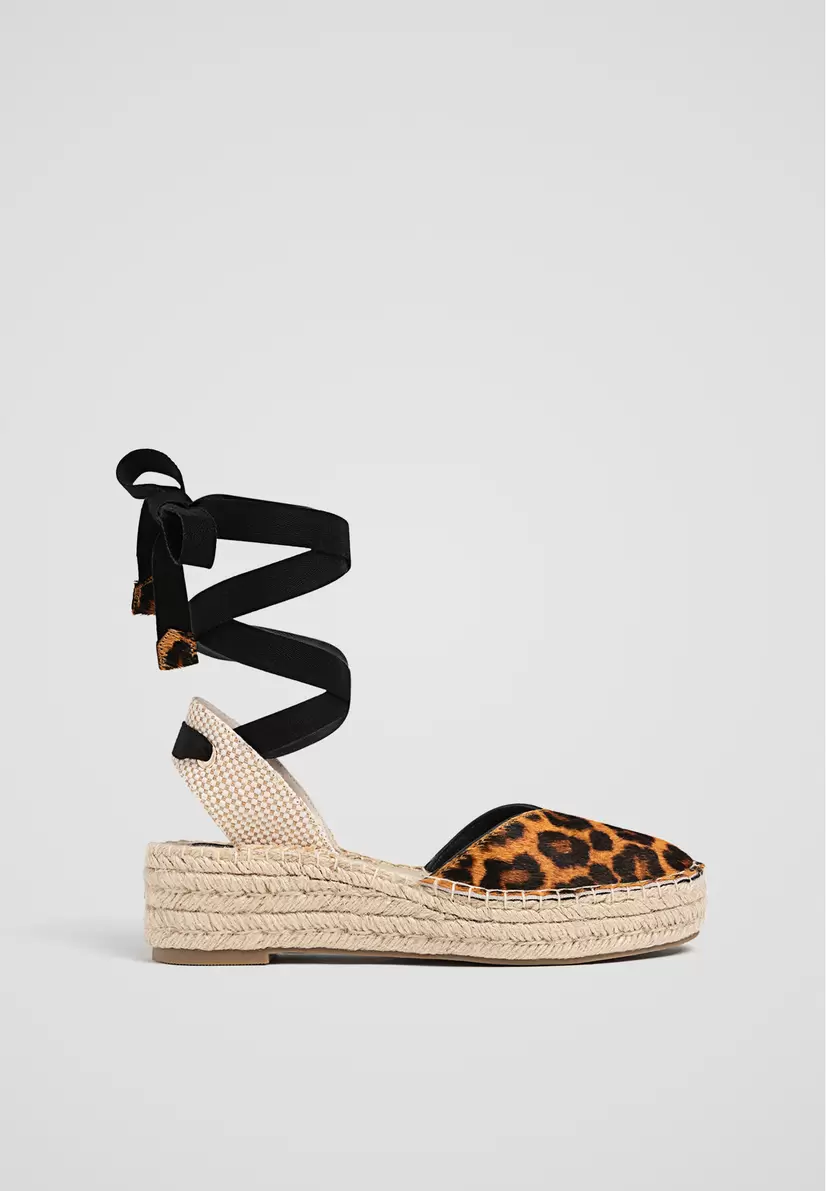 Oferta de Alpargata print leopardo atada por $779 en Stradivarius