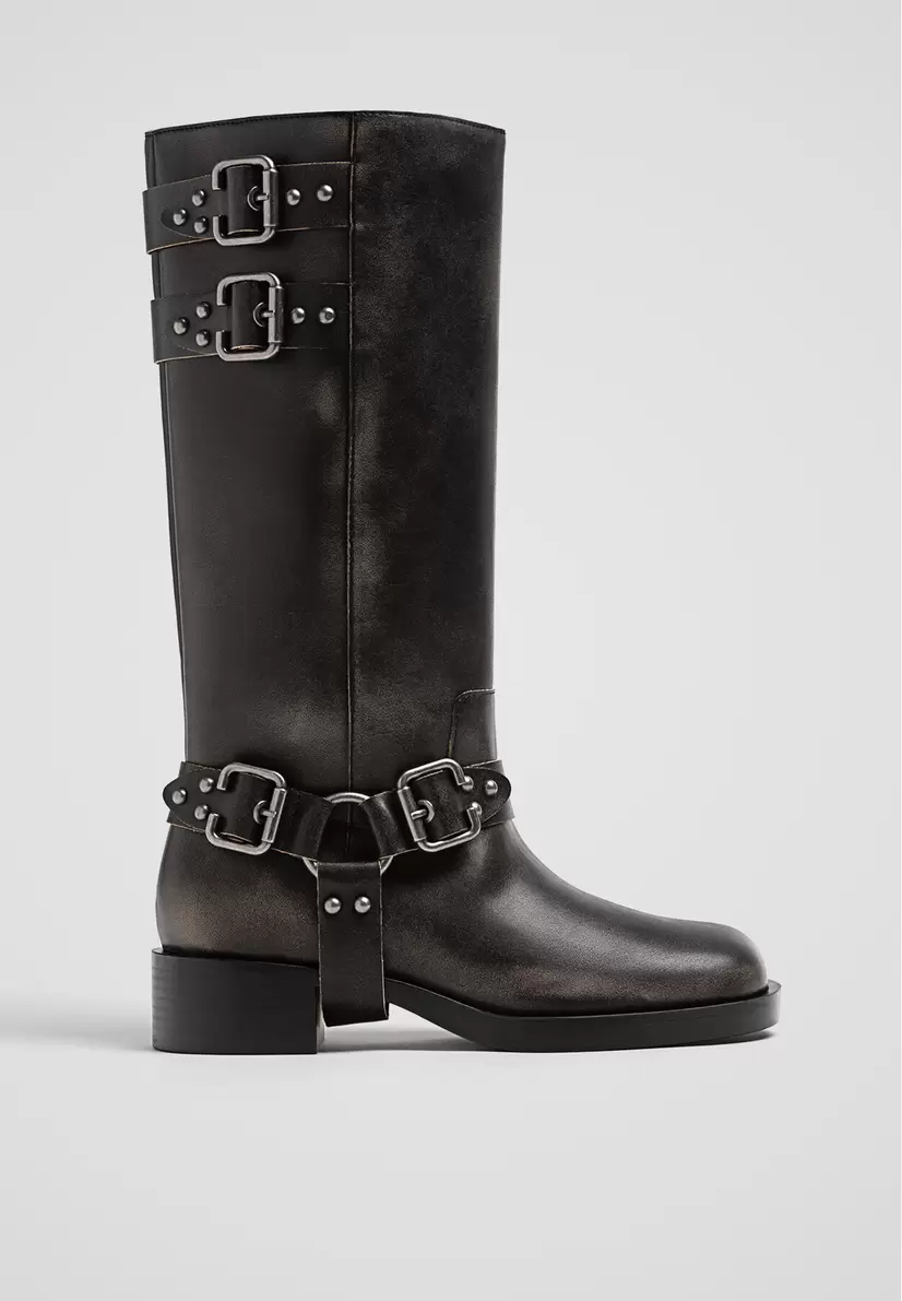 Oferta de Botas planas biker desgastadas hebillas por $1499 en Stradivarius