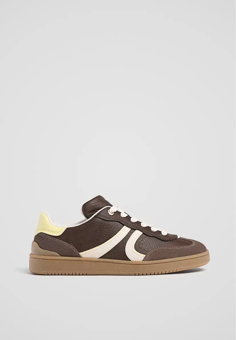 Oferta de Zapatillas retro por $899 en Stradivarius