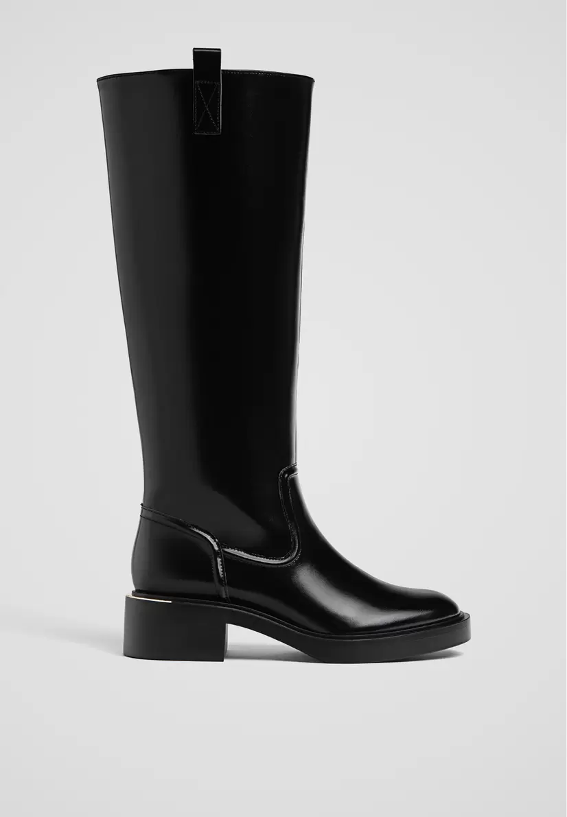 Oferta de Botas planas hípicas por $1399 en Stradivarius