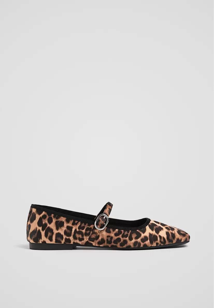 Oferta de Bailarina satén print animal por $699 en Stradivarius