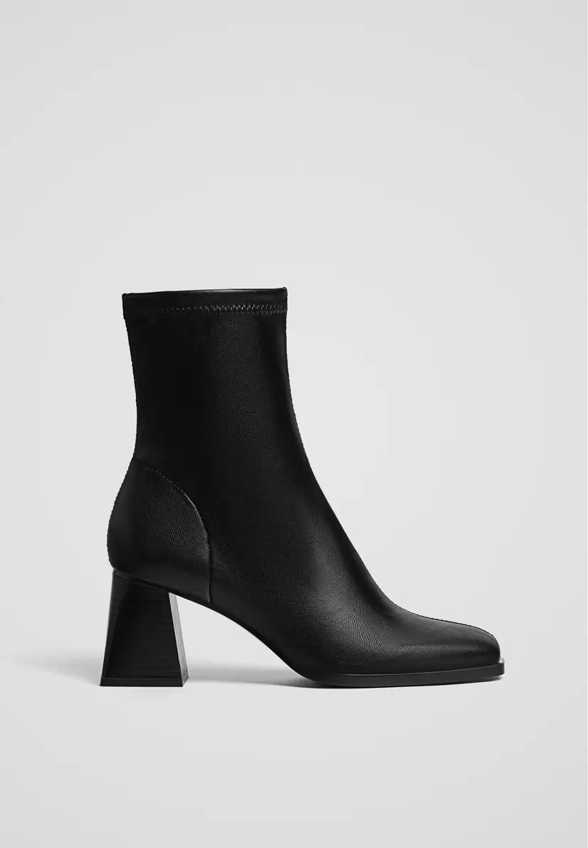 Oferta de Botines tacón medio stretch por $899 en Stradivarius