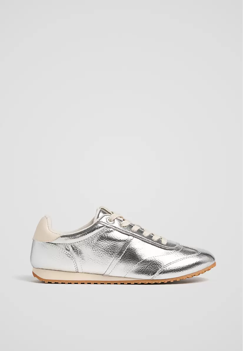 Oferta de Zapatillas casual retro plateadas por $799 en Stradivarius