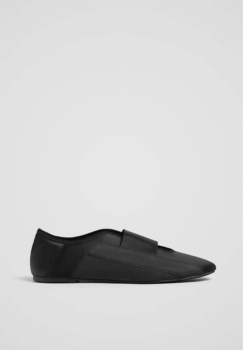 Oferta de Zapatillas tipo bailarina satinada por $799 en Stradivarius