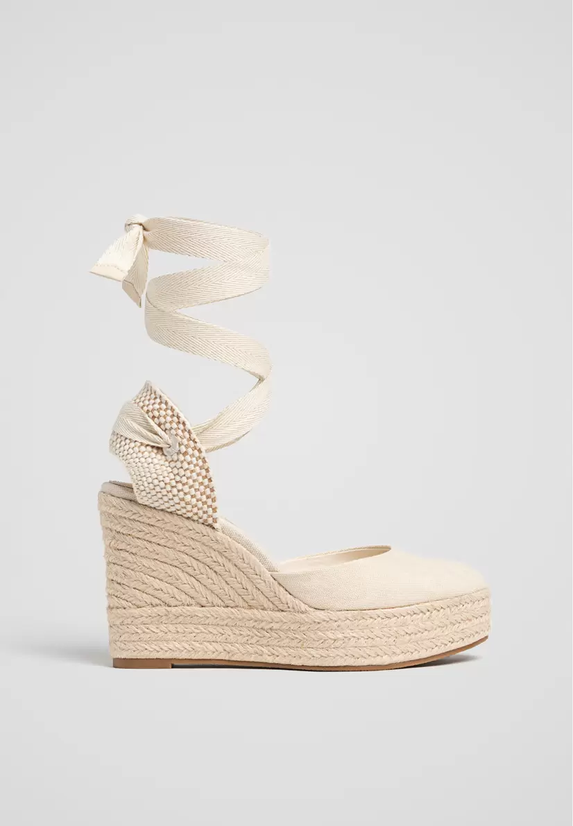 Oferta de Cuñas Yute atadas por $1199 en Stradivarius