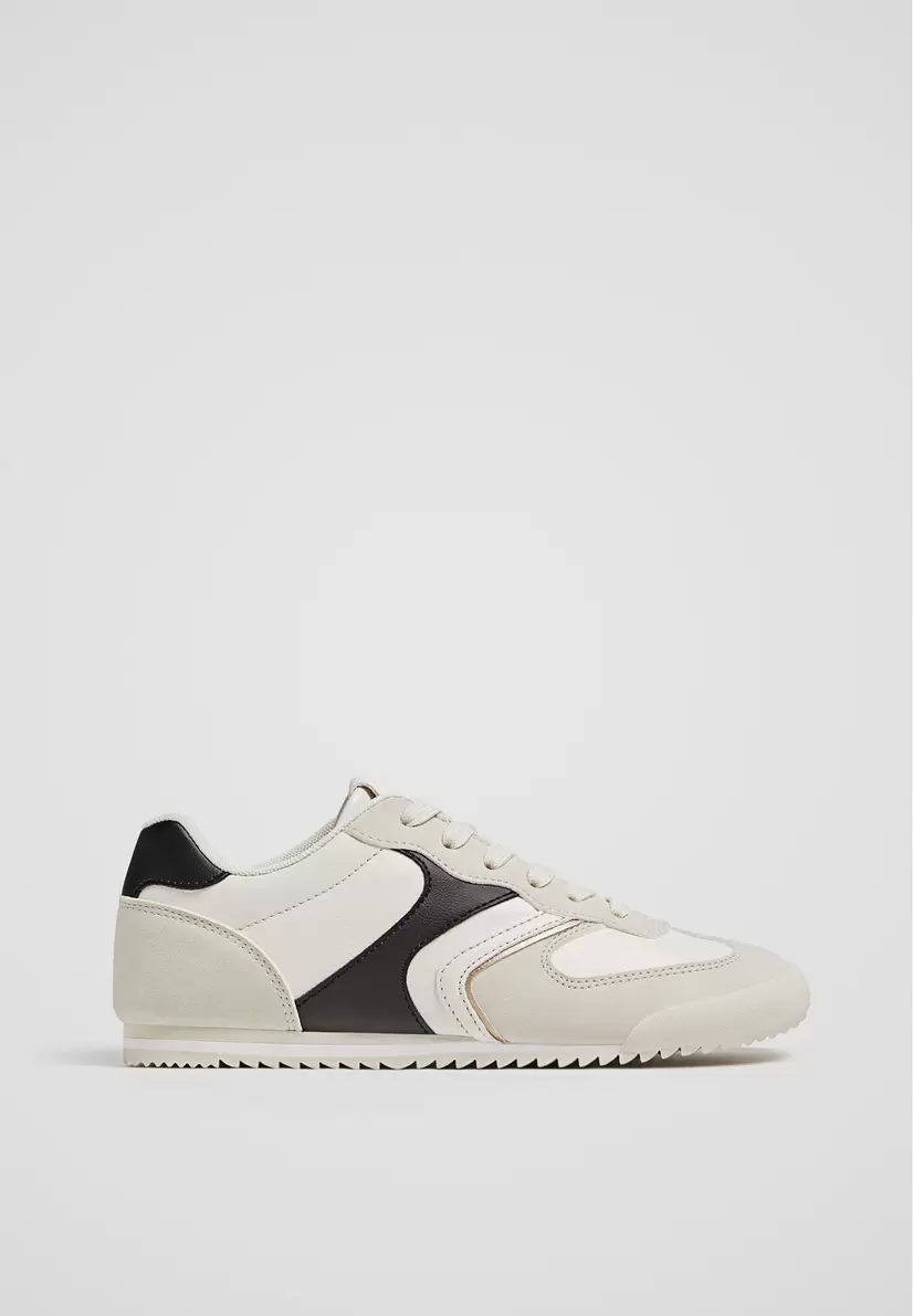 Oferta de Zapatillas casual retro por $799 en Stradivarius