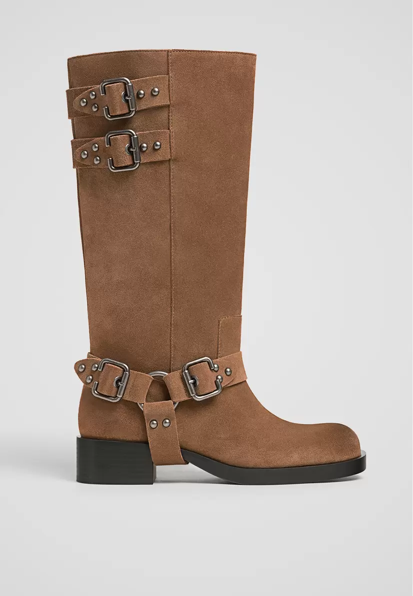 Oferta de Botas planas biker hebillas piel por $2399 en Stradivarius