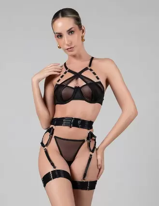 Oferta de Set bra-panty-liguero Santa Diabla por $999 en Suburbia