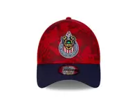 Oferta de GORRA TEXTURA LOGO CHIVAS AZUL Y ROJA NEW ERA por $799 en Tienda Chivas