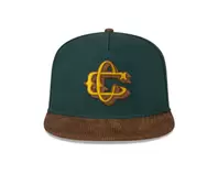 Oferta de GORRA GOLFER VERDE Y CAFÉ ESCUDO CENTENARIO NEW ERA por $1049 en Tienda Chivas