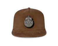 Oferta de GORRA GOLFER CAFÉ ESCUDO MONOCROMÁTICO CHIVAS NEW ERA por $1049 en Tienda Chivas