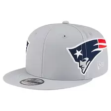 Oferta de Gorra snapback 9FIFTY con casco de los New England Patriots en color gris de New Era para hombre por $45.99 en Tienda NFL