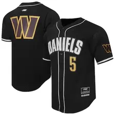 Oferta de Camiseta de béisbol con botones de malla Washington Commanders negra Pro Standard Jayden Daniels para hombre por $2258 en Tienda NFL